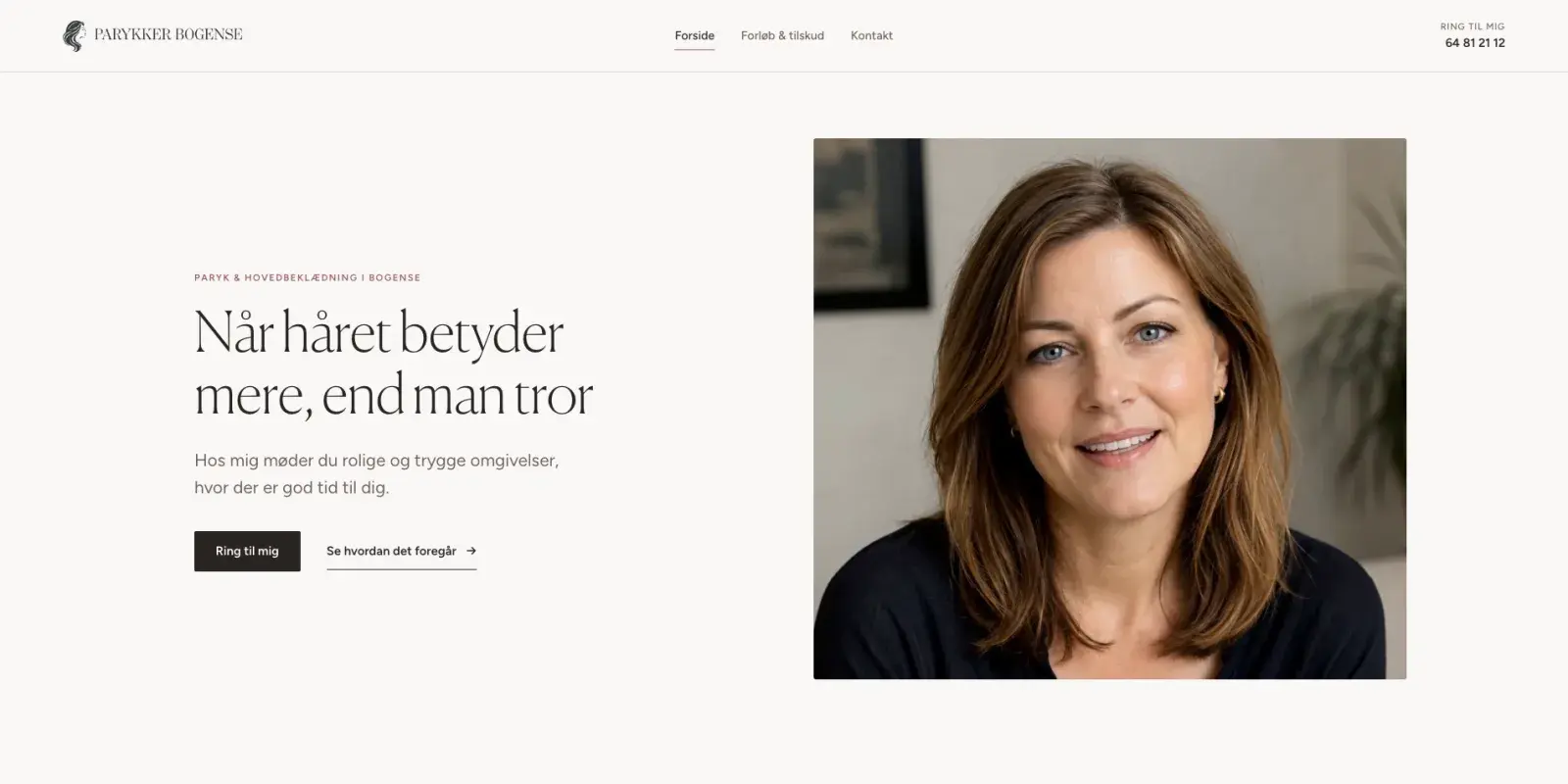 Forsiden på Parykker Bogense by Parks hjemmeside med rolige rosa toner og information om parykker og tilskud
