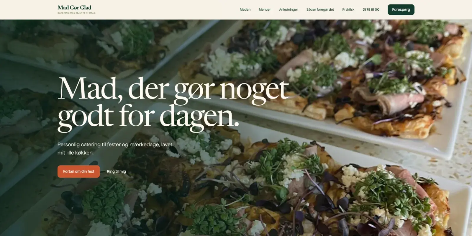 Forsiden på Mad Gør Glads hjemmeside med overskriften "Mad, der gør noget godt for dagen." over et nærbillede af fade med butterdejstærter, roastbeef og karse