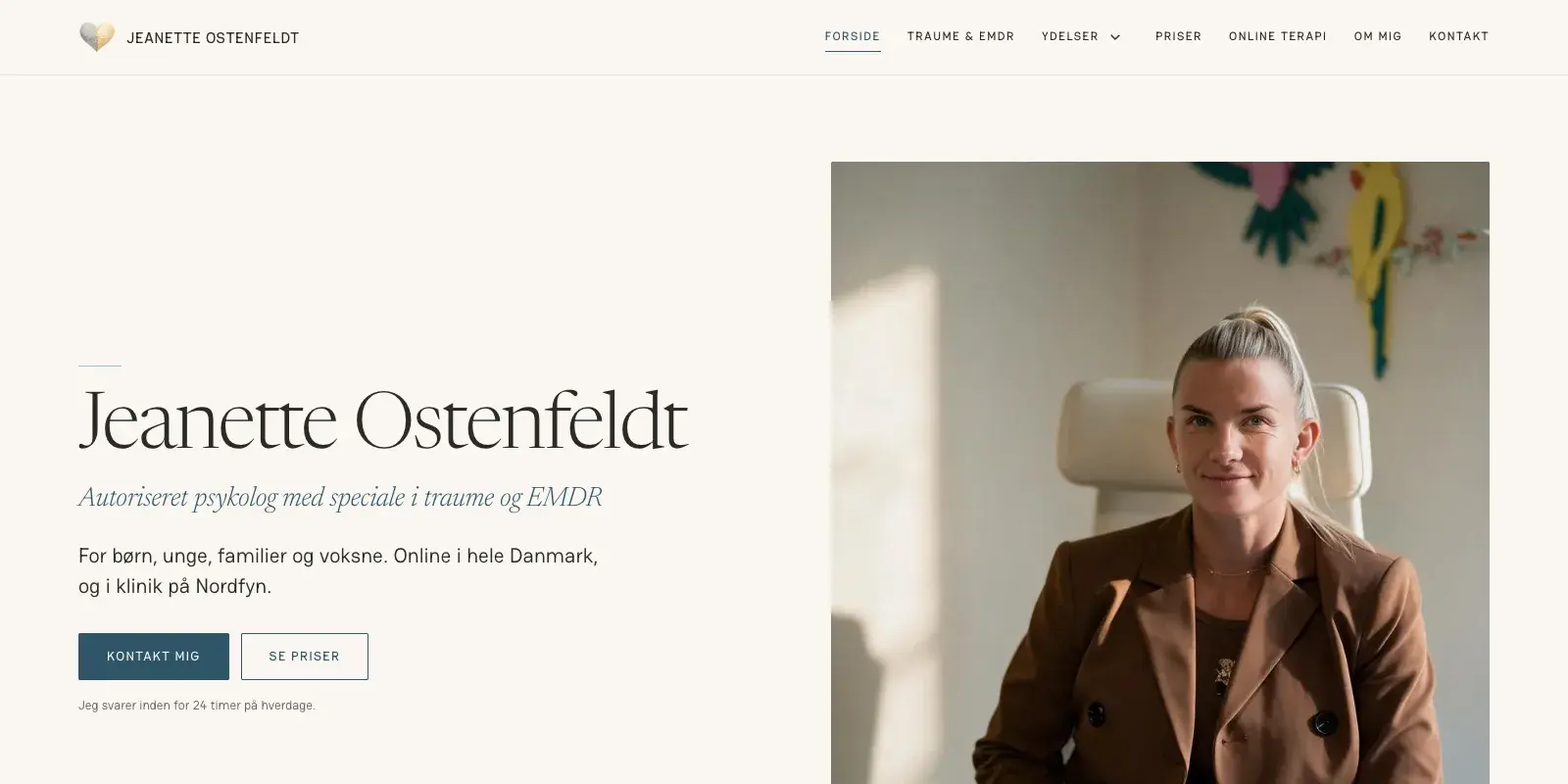 Forsiden på Jeanette Ostenfeldts hjemmeside med overskriften "Autoriseret psykolog med speciale i traume og EMDR" og et portræt af Jeanette i en lys lænestol